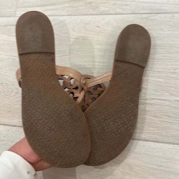 Tory Burch sandal. Size 9 - Picture 2 of 2